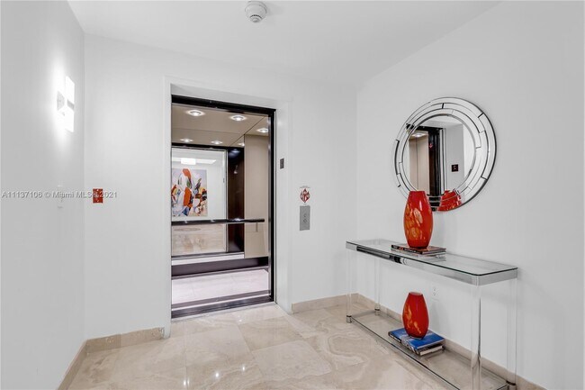 Foto del edificio - 445 Grand Bay Dr