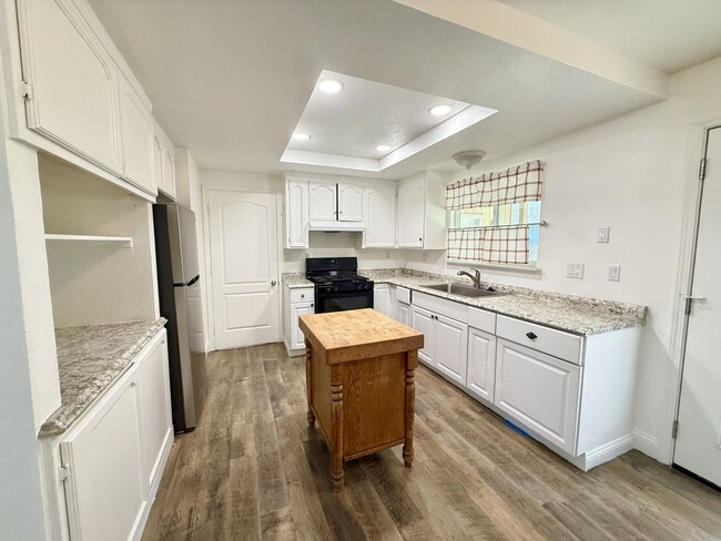 Building Photo - Comfortable 3 bedroom in convenient Hollister location
