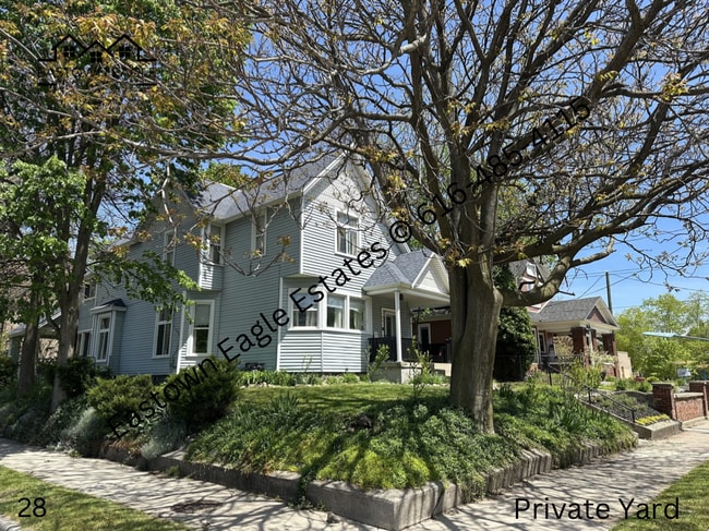 Foto del edificio - 841 Wealthy St SE