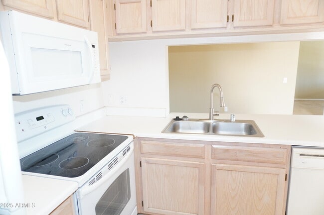 Building Photo - 16013 S Desert Foothills Pkwy