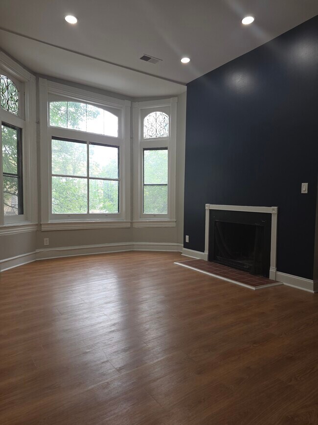 Living area - 1700 Linden Ave