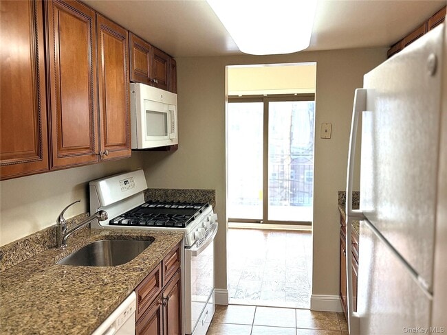 Building Photo - 505 White Plains Rd