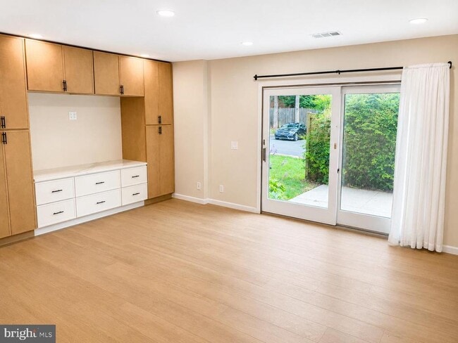 Building Photo - 2480 Glengyle Dr