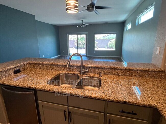 Foto del edificio - 16289 W Mountain Pass Dr