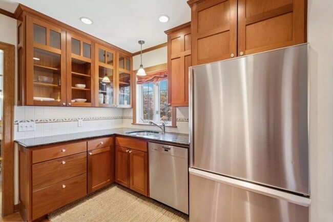 Building Photo - 3 bedroom in Seattle WA 98109