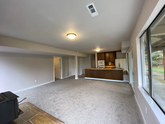 Building Photo - Bright and Welcoming 1 Bed 1 Bath Apartmen...