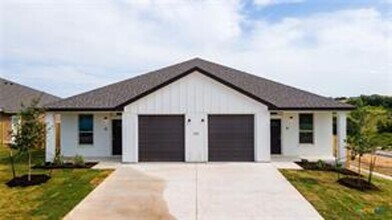 Building Photo - 121 Leon Ln