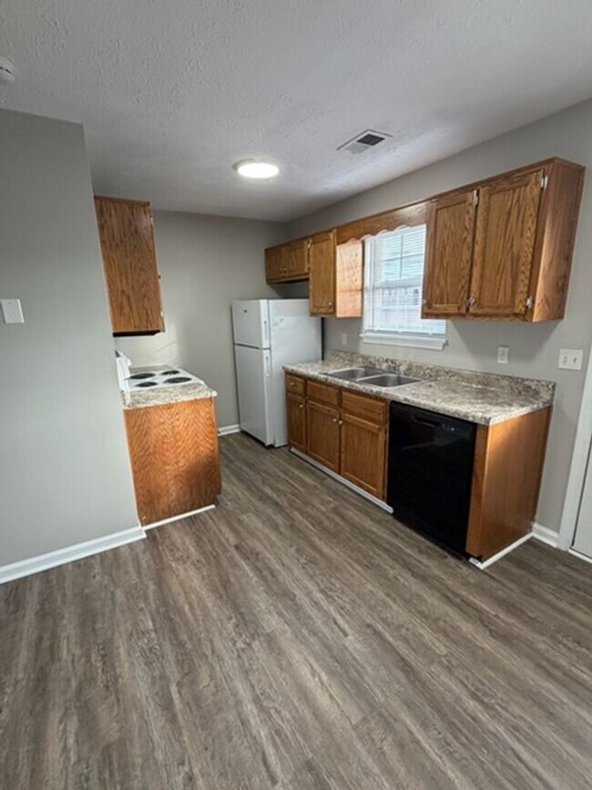Building Photo - 211 Aqueduct Dr