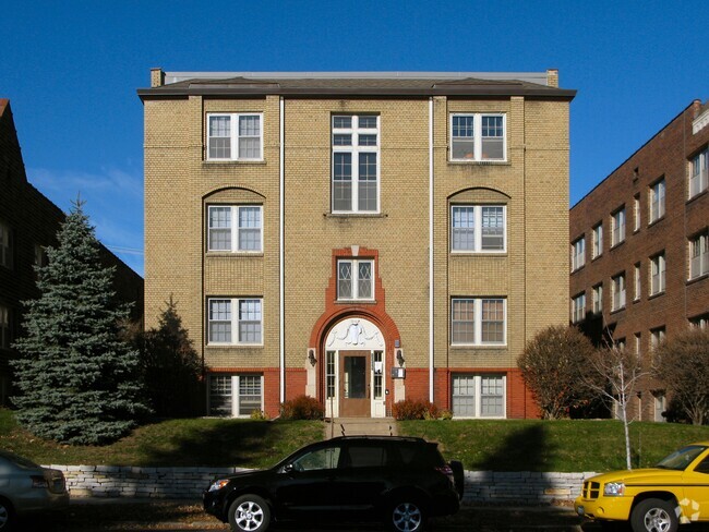 Elevación frontal completa desde el cruce de Grand Avenue - Grand Heritage Apartments