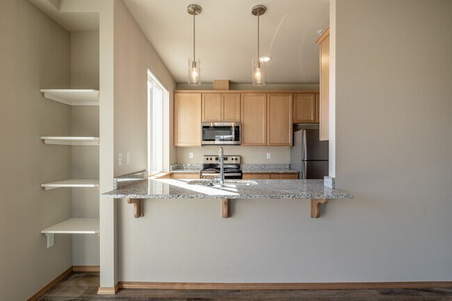 Building Photo - 3 Bedroom 2 Bath Apartment Pet Friendly!