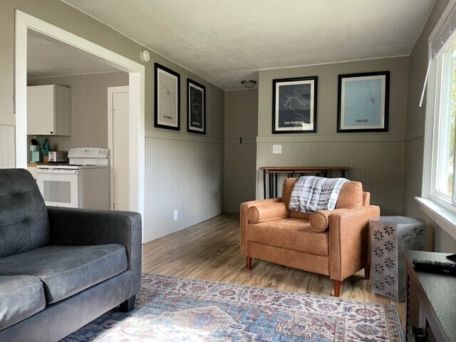 Living - 667 S Park Ave