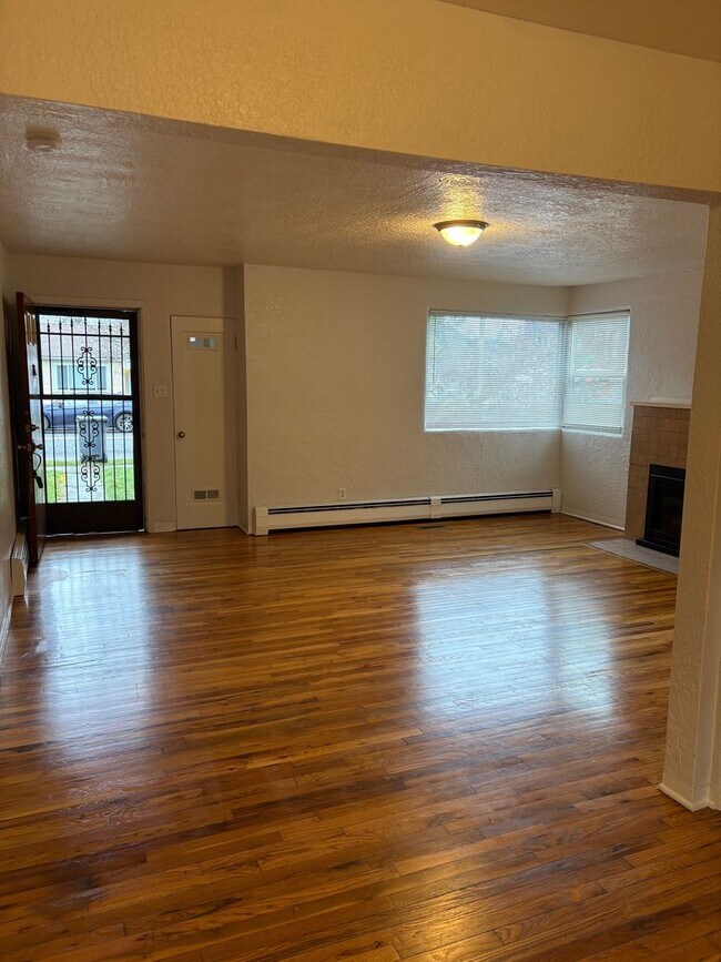 Building Photo - Beautiful Two Bedroom House Near Woodstock and Foster Districts