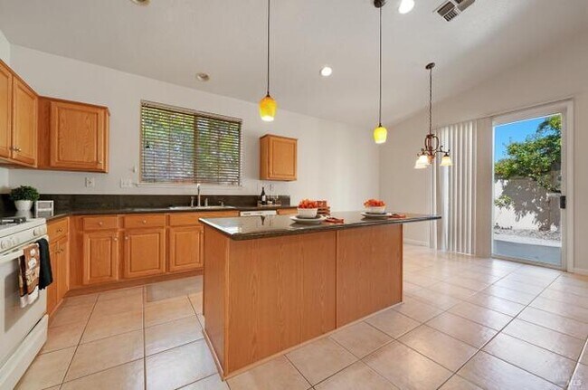 Building Photo - 542 Pyramid Ct