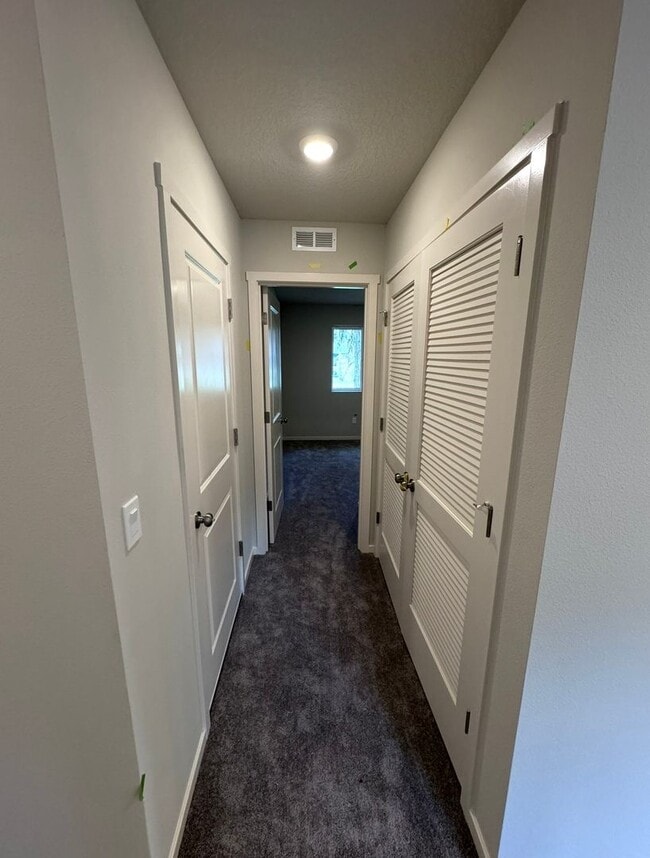 Foto del edificio - Must See 3 Bedroom with Fenced Yard!