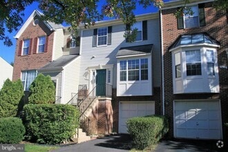 Building Photo - 5619 Glenwood Mews Dr