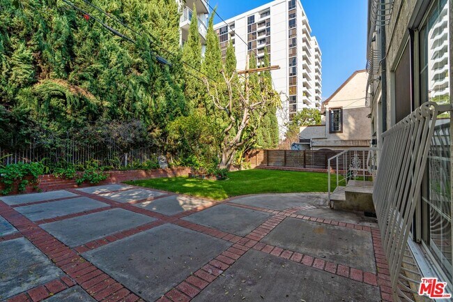 Foto del edificio - 10709 Ashton Ave