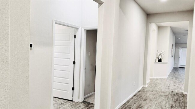 Foto del edificio - 212 Rollingwood Dr