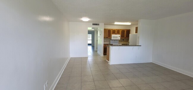 Building Photo - 1604 Meadows Cir W