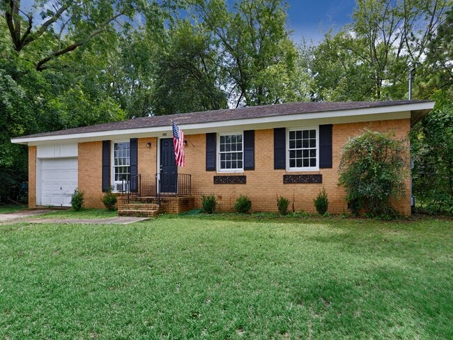 Building Photo - Newly renovated 3 bed/2 bath brick home