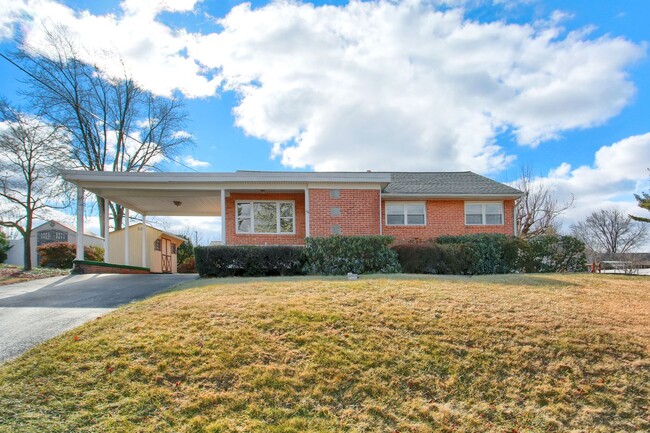 Foto del edificio - 3 bed 1 bath Updated Rancher For Rent