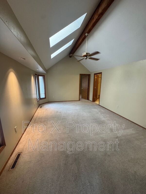 Building Photo - 510 E Elm St