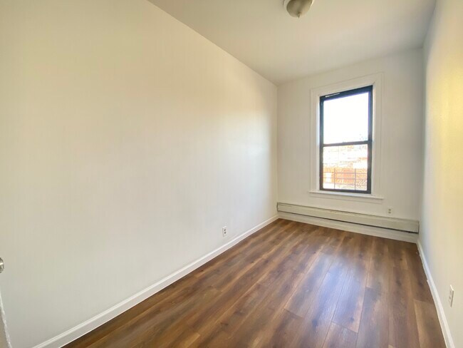 Building Photo - 2264 Webster Ave