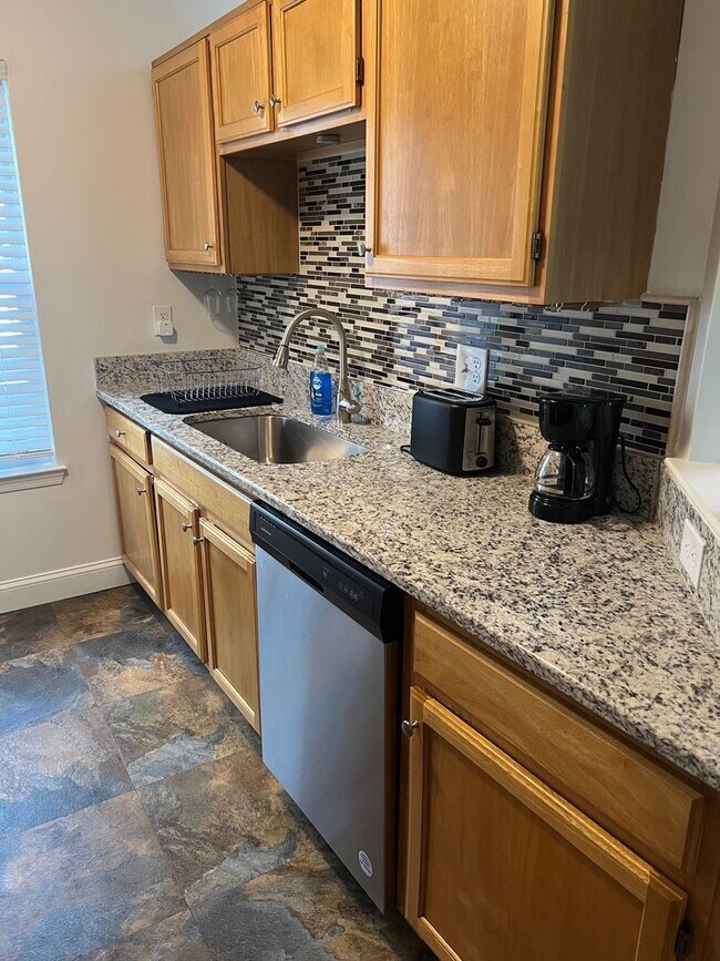 Foto del edificio - LARGE 3 BEDROOM TOWNHOME