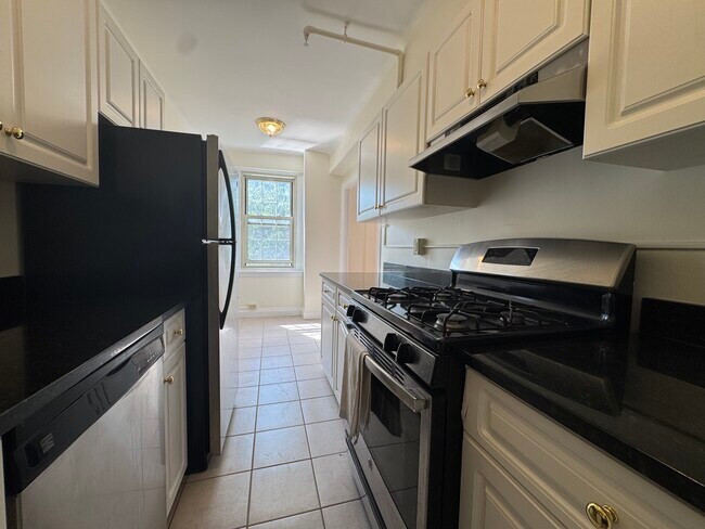 Foto del edificio - 1450 Beacon St