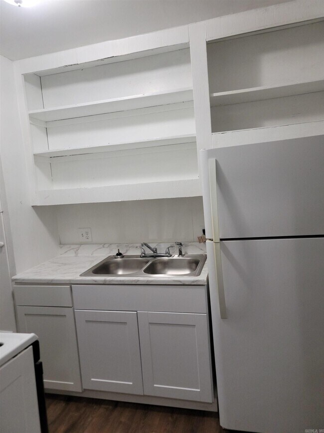 Foto del edificio - 408 W 9th St