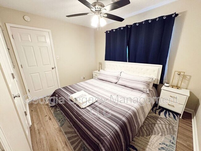 Foto del edificio - 62 Creek Side Dr