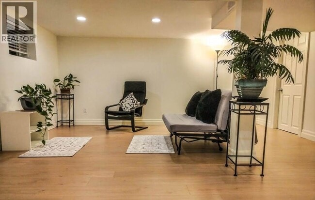 Building Photo - 737 Robinson St