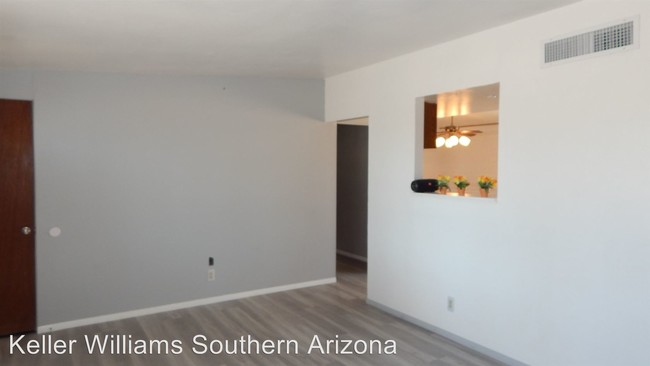 Foto del edificio - 3 br, 2 bath House - 1550 W Roger Rd