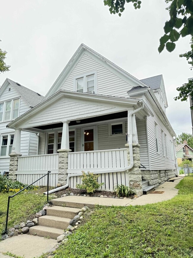 Building Photo - 2210 E Bennett Ave