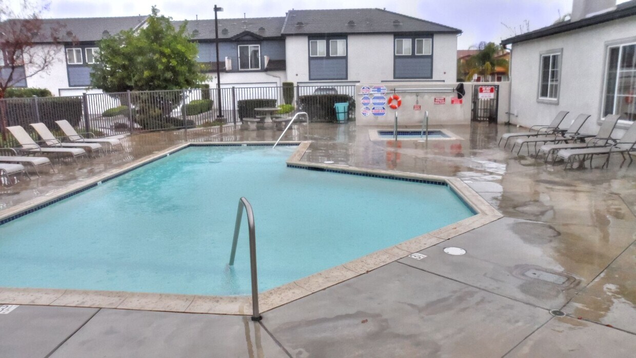 Foto principal - Charming 2 Bed/2 Bath Townhouse In Redlands!