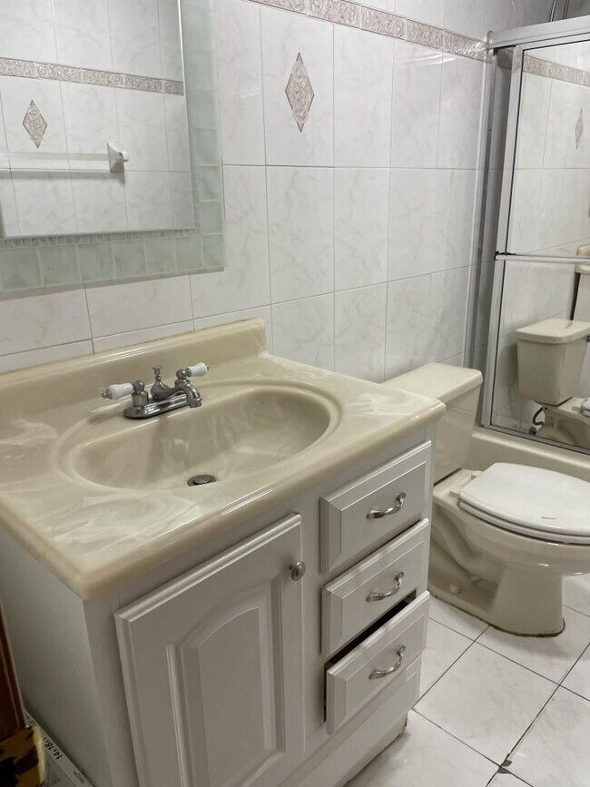 Building Photo - 10000 NW 80th Ct