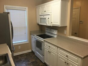 Building Photo - 6005 Sanibel Dr