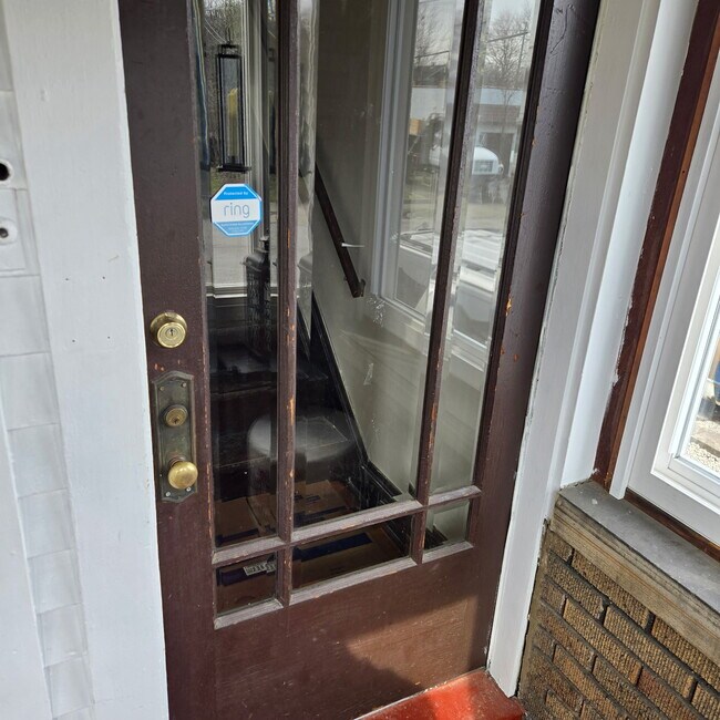 Entrada a la unidad del porche interior que lleva a la planta superior. - 2116 Natchez Ave