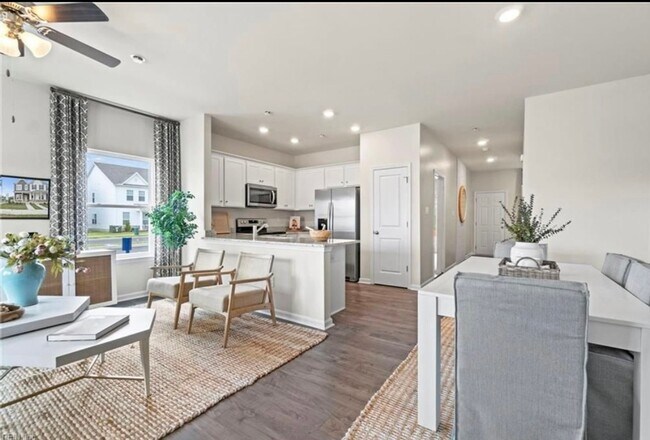 Foto del edificio - 4 Bedroom Townhome in Newport News