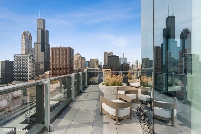 Building Photo - Stunning Studio in S Clark and Harrison