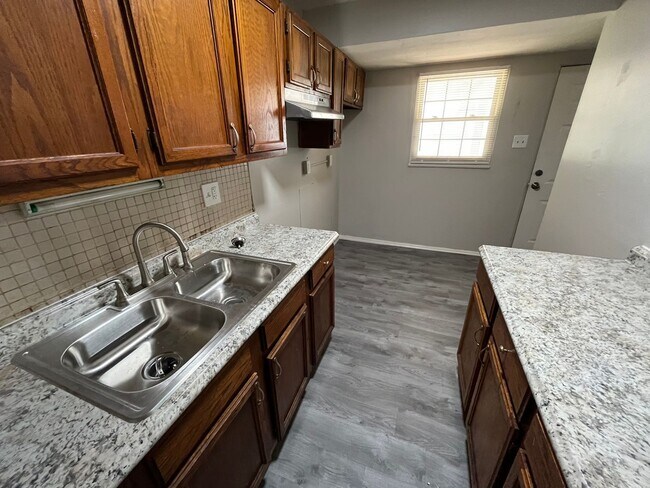 Foto del edificio - 3 Bedroom 1 Bath Home with Carport & Fenced Back Yard