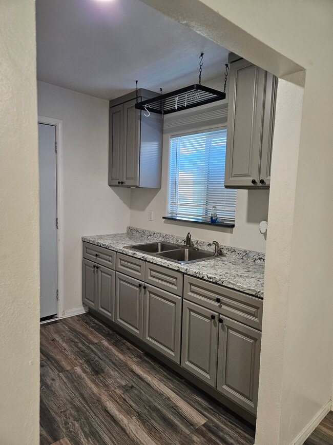 Foto del edificio - 7055 University Ave