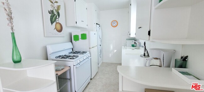 Foto del edificio - 7923 Norton Ave