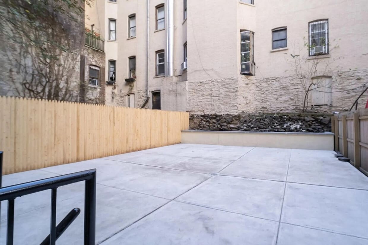 Building Photo - 215 W 104th St