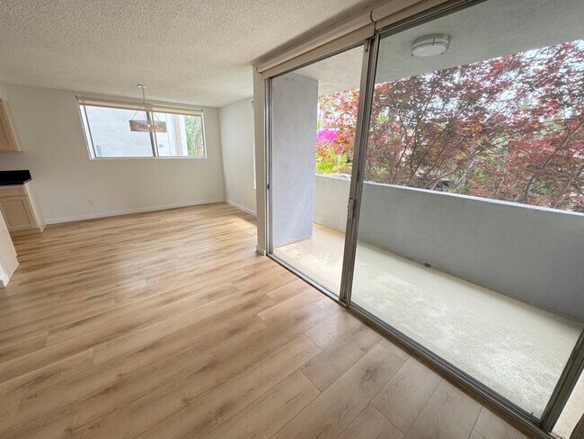 Foto del edificio - 1547 N Hayworth Ave