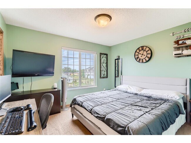 Building Photo - 4946 Evergreen Dr N