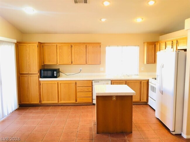 Building Photo - 4836 Minturn Ave