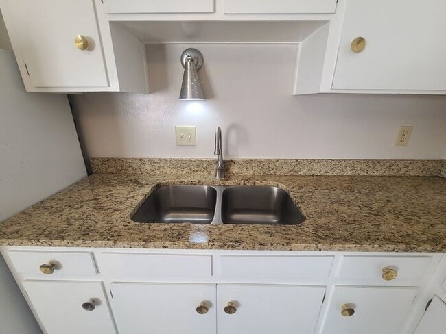 Building Photo - 4350 E Fairmount St