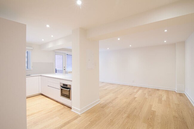 Building Photo - 3421 Rue Drummond