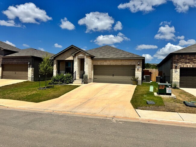Foto del edificio - Bedroom Home with Quartz Counters, Appliances & Covered Patio in New Braunfels