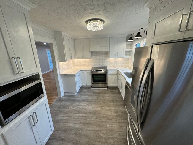 Foto del edificio - Fully Renovated 4 Bed Home w/ Fenced Backyard, W/D's in Unit.